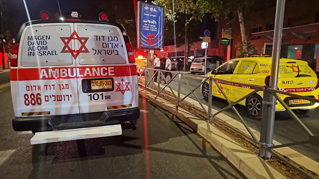 הזירה בירושלים (צילום: תיעוד מבצעי מד"א) חשד לרצח רוכב אופנוע בירושלים