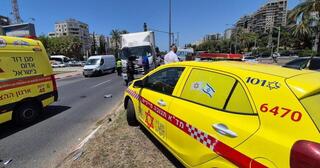 רוכבת גלגינוע נהרגה בתאונת דרכים עם משאית ברחוב דרך נמיר בתל אביב