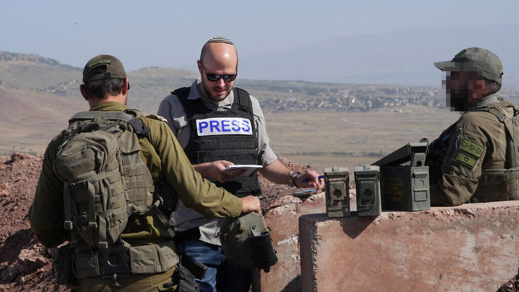 Ynet's Yair Kraus with IDF troops (Photo: Efi Shrir) סיור עם הלוחמים של חטיבה 474