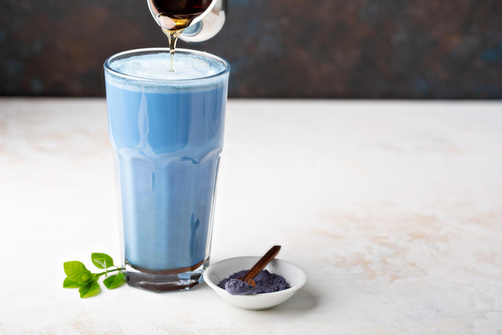 ״Galdieria Extract Blue״, מאצת גלדיריה סולפורריה, יכולה לשמש כעת כצבע כחול במוצרים כמו מילקשייקים ושייקים (צילום: Elena Veselova / shutterstock) ״Galdieria Extract Blue״, מאצת גלדיריה סולפורריה, יכולה לשמש כעת כצבע כחול במוצרים כמו מילקשייקים ושייקים