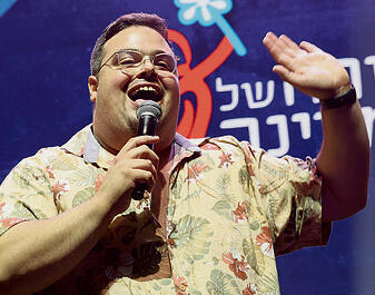 אוראל צברי על הבמה yk14383167