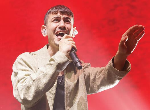 ששון שאולוב מופיע yk14383318