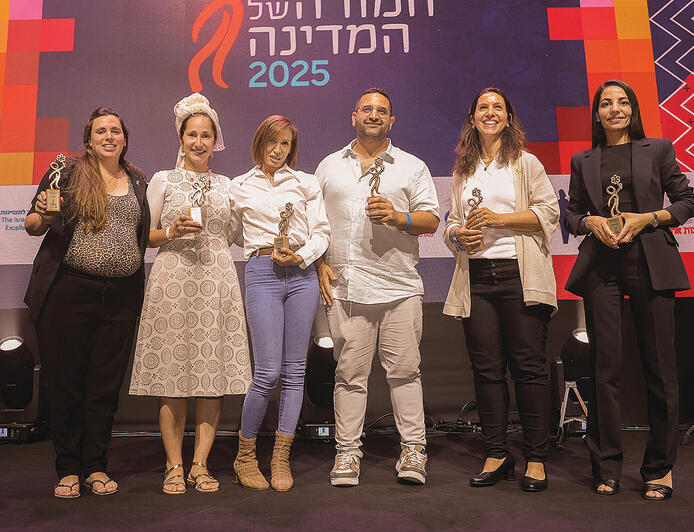 מימין לשמאל: הייא ג’בארה, רחלי קרן, אור כהן, אתי הרמל, ידידה פורת ודורון עצי פרי לוי | צילום: דנה קופל yk14383361