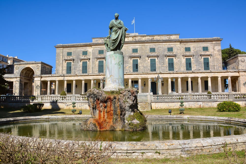 Palace of St. Michael and St. George (Photo: D_Zheleva / Shutterstock) ארמון מיכאל וג'ורג' הקדושים, קורפו. במקום שוכן כיום מוזיאון האמנות האסייתית