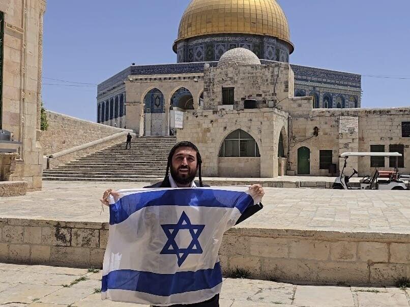 ח"כ סוכות מניף את דגל ישראל בהר הבית ח"כ סוכות הניף את דגל ישראל בהר הבית