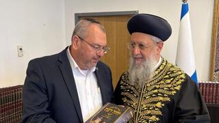 יהודה כהן, המועמד לנציב שירות המדינה, עם הרב הראשי