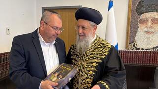 יהודה כהן, המועמד לנציב שירות המדינה, עם הרב הראשי