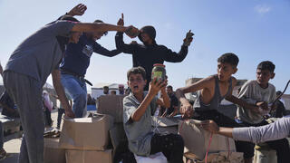 עזתים הולכים לקבל חבילות סיוע המוניטרי ברפיח