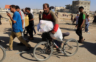 עזתים הולכים לקבל חבילות סיוע המוניטרי ברפיח