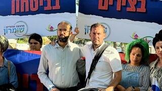 חננאל גז שאשתו צאלה נרצחה בפיגוע, בהפגנה בירושלים