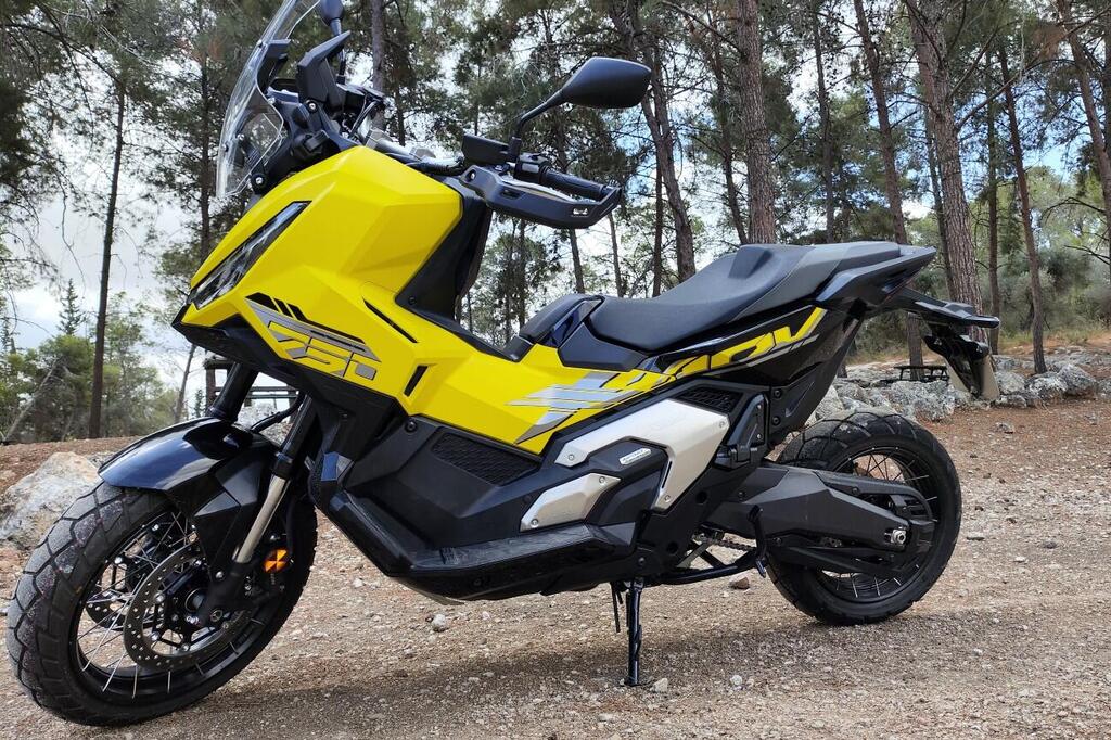 שני 750 מעודכנים שהם (כמעט) אחד: רכבנו על הונדה X-ADV ופורזה