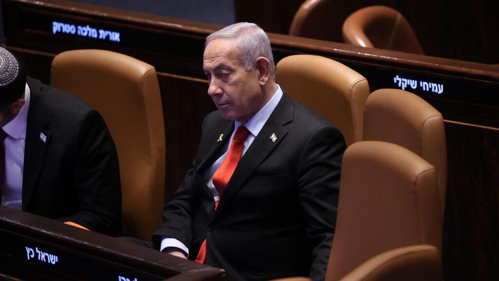 נתניהו במליאה. עדיין שוקל שלל אפשרויות - ולא אומר נואש (צילום: אלכס קולומויסקי) מליאת הכנסת - דיון 40 חתימות בנוכחות ראש הממשלה בנימין נתניהו