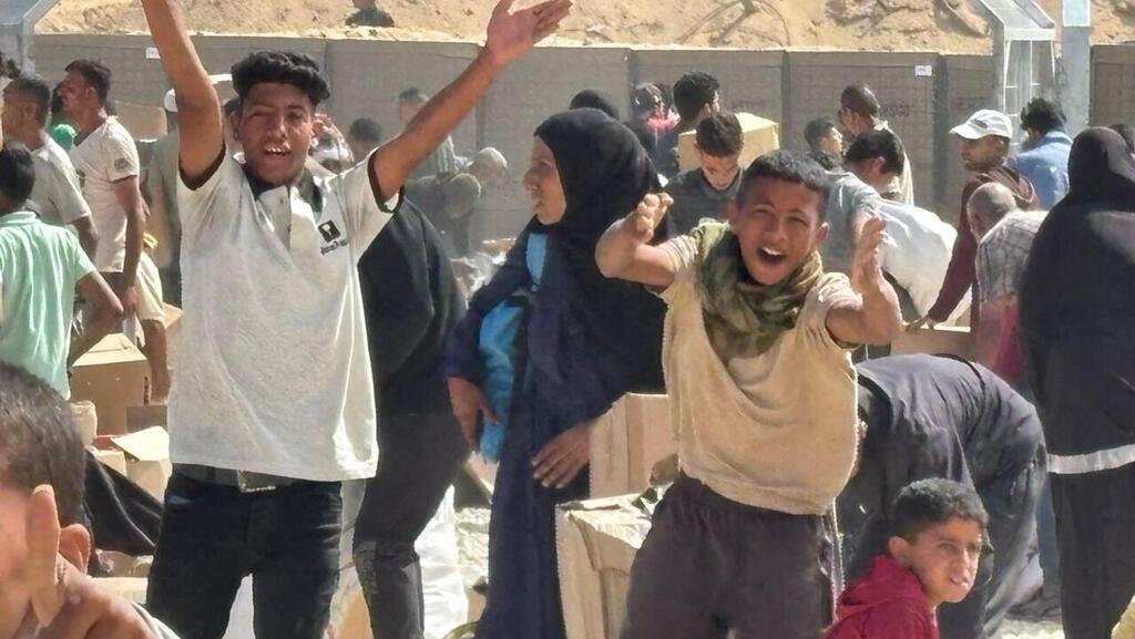 Gazans following aid distribution ילדי עזה לאחר הכנסת סיוע