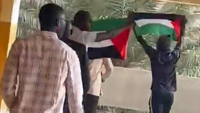 עשרות סטודנטים פרו פלסטינים משולהבים פוצצו הופעה של שגריר ישראל בסנגל יובל וקס באוניברסיטת שייח