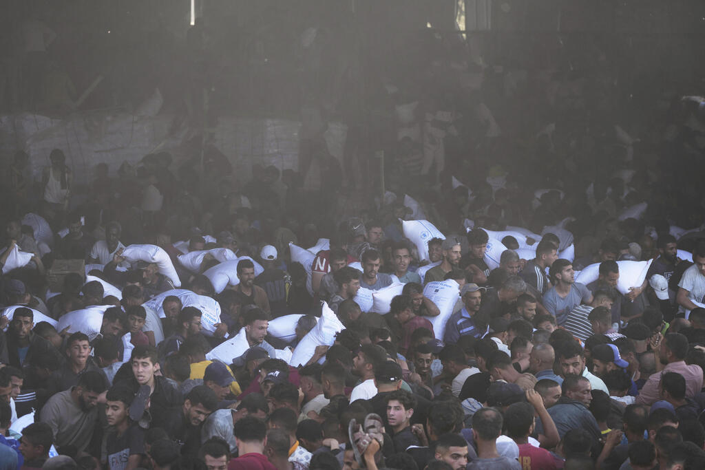 Aid distribution in the Strip (Photo: AP Photo/Abdel Kareem Hana) א-זוואידה