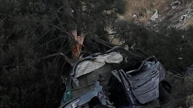 רכב שהתהפך לתעלה בצד הדרך בדרך מנהרת הר הצופים בירושלים. חובשים ופראמדיקים של מד