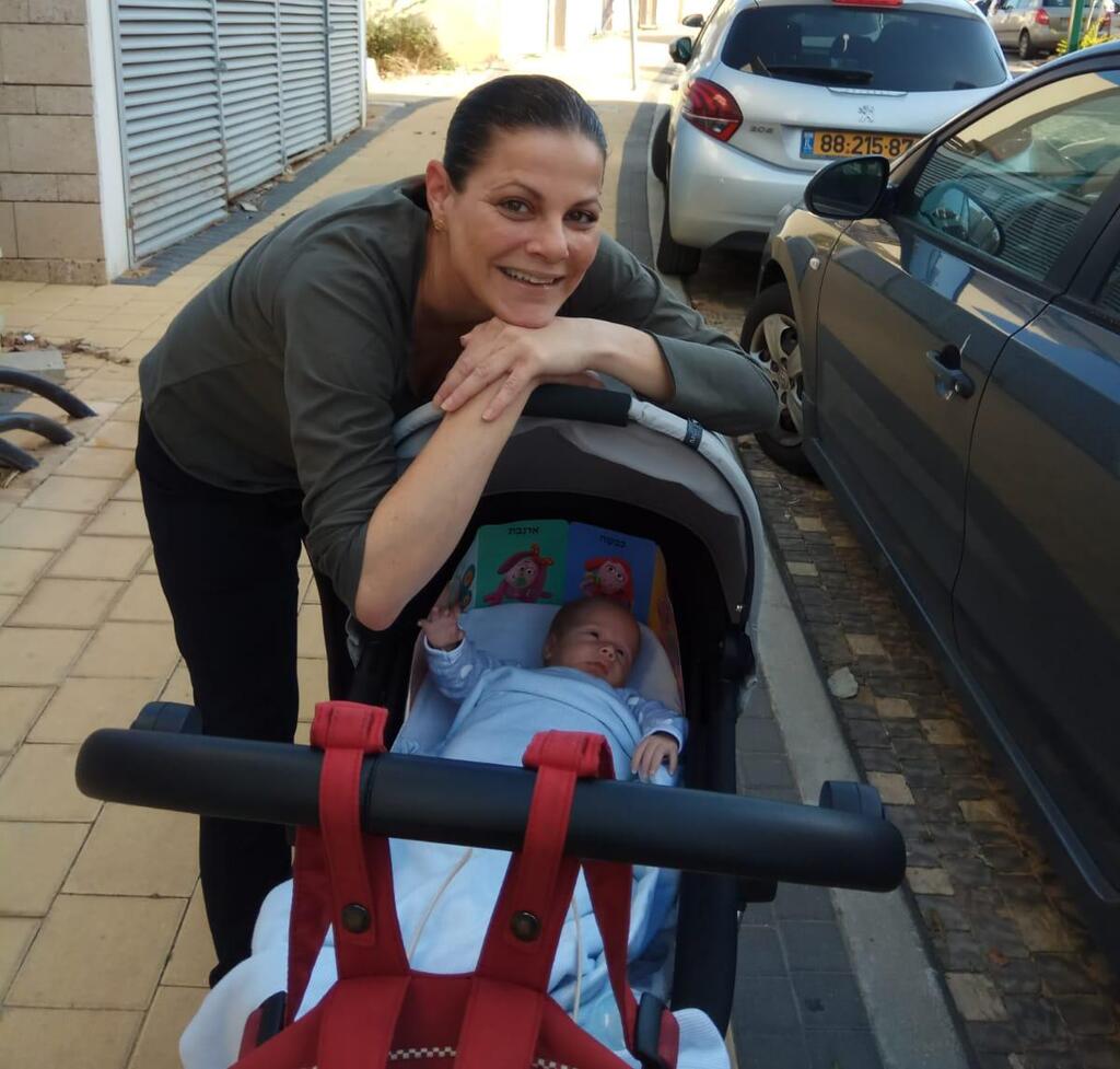 ''הייתי בטוחה שבגיל 30 יהיה לי בעל ושלושה ילדים. זה לא קרה''. ריבי לוין ובנה, אור (צילום: אלבום ביתי) ריבי לוין ובנה אור