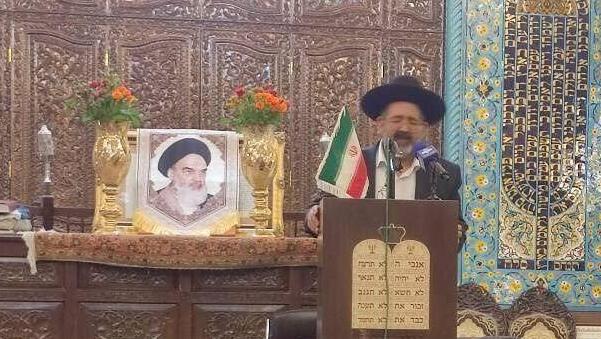 תמונתו של חומייני בבית הכנסת בטהרן