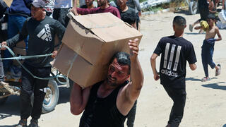 חלוקת סיוע הומניטרי בציר נצרים