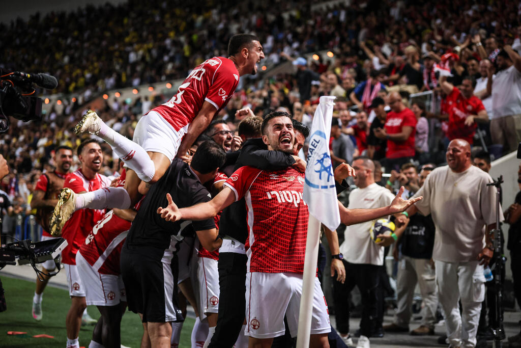 אחמד והחברים חוגגים (צילום: עוז מועלם) אחמד והחברים חוגגים