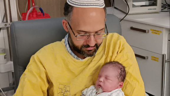 רביד חיים ז"ל תינוקה של  צאלה גז ז"ל ביחד עם אביו חננאל