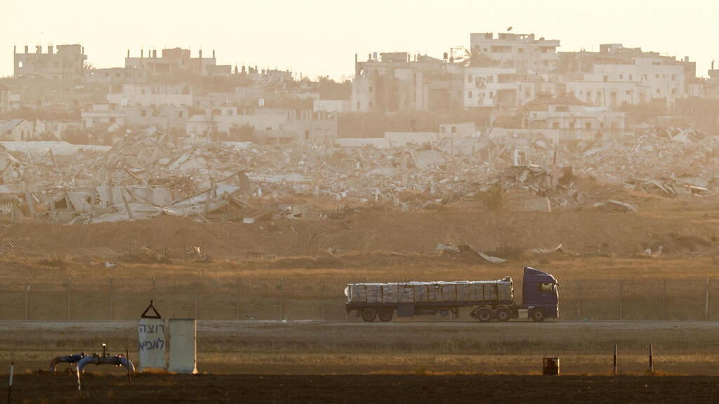 Aid truck enters Gaza through Kerem Shalom crossing (Photo: Amir Cohen/Reuters) משאיות הסיוע בכניסה לרצועת עזה, מעבר כרם שלום