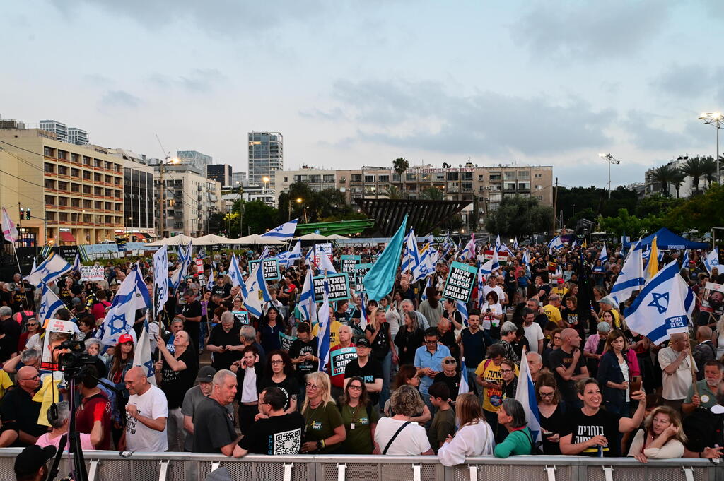 הפגנת ״הכל קשור בהכל - שמים סוף לטירוף״ בכיכר רבין