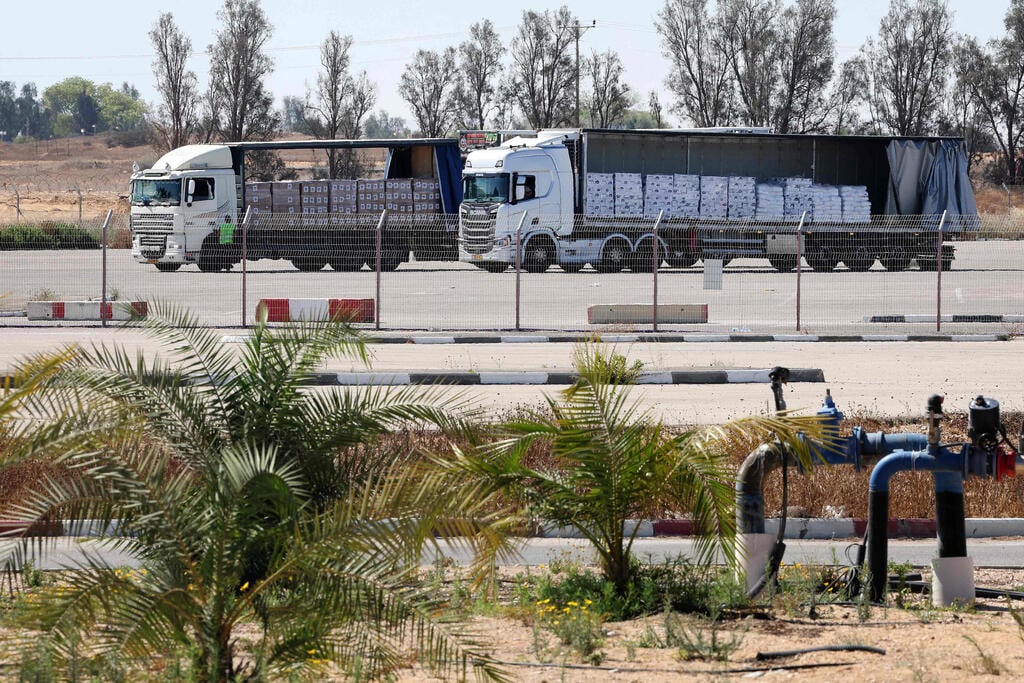 Photo: Jack GUEZ / AFP משאיות הסיוע בכניסה לרצועת עזה, מעבר כרם שלום