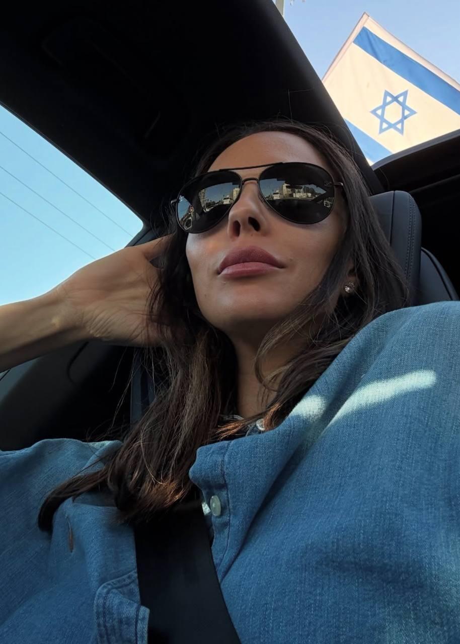 "רובם יהודים ומאוד תומכים. פתאום אתה רואה סמל של החטופים או דגל ישראל" (צילום: אינסטגרם) אתי קובו