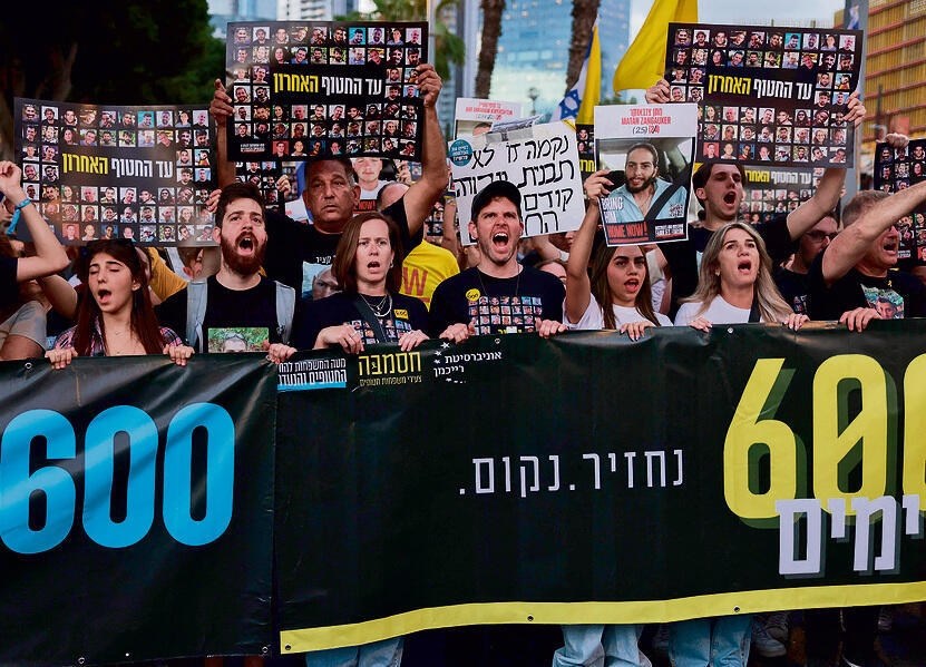 הממשלה מתקיימת בזכות המלחמה, המלחמה נמשכת בזכות הממשלה: הפגנה בכיכר החטופים, שלשום | צילום: אי-אף-פי, AHMAD GHARABLI yk14389734