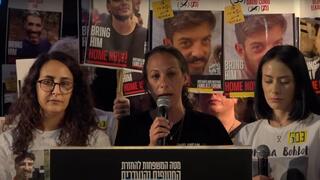 לישי מירן לביא, רבקה בוחבוט ושורדת השבי שרון אלוני קוניו בעצרת בכיכר החטופים