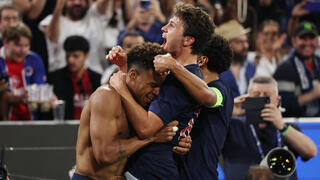 דזירה דואה חוגג עם החברים