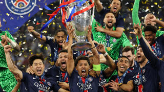 מרקיניוס בגביע מניף את האוזניים הגדולות