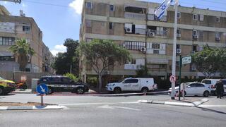 החשוד ברצח מאיים לקפוץ מגג הביניין