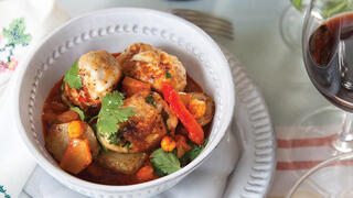 קציצות דג בתבשיל חומוס, מנגולד וארטישוק