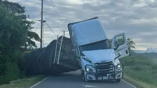 המשאית שהנגרר שלה התהפך
