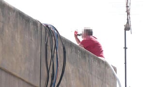 החשוד ברצח מאיים לקפוץ מגג הביניין