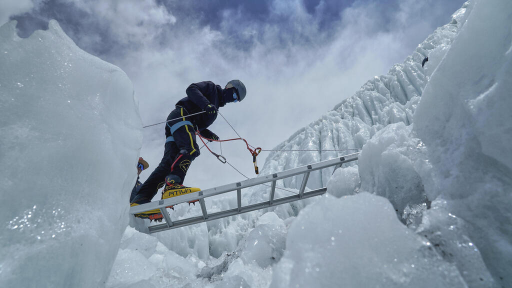 מטפס הרים משתתף באימון במפולת הקרח של הקומבו (Khumbu Icefall) לפני תחילת הטיפוס לפסגת הר האוורסט בנפאל, 27 באפריל 2025 (AP Photo/Pasang Rinzee Sherpa) מטפס הרים משתתף באימון במפולת הקרח של הקומבו (Khumbu Icefall) לפני תחילת הטיפוס לפסגת הר האוורסט בנפאל, 27 באפריל 2025