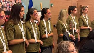 מיצג שממחיש את מצבו של מתן אנגרסט בשבי, בוועדה לקידום מעמד האישה