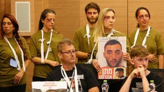 מיצג שממחיש את מצבו של מתן אנגרסט בשבי, בוועדה לקידום מעמד האישה