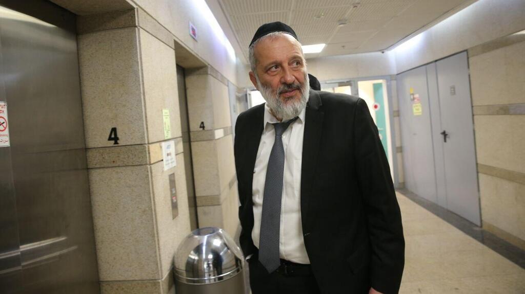 דרעי ביציאה מישיבה של חברי ש"ס, בשבוע שעבר (צילום: אלכס קולומויסקי) חברי הכנסת מש"ס יוצאים מישיבת המפלגה בהר החוצבים