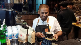 אינדונזיה עומאר פוטק מחבל פיגועי באלי שוחרר מהכלא פתח עסק קפה תורם כסף לניצולים