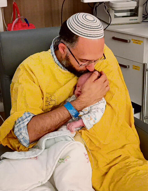 פקח עיניים פעם אחת. התינוק רביד־חיים ז"ל בידי אביו, חננאל (צילום: באדיבות המשפחה) yk14392811