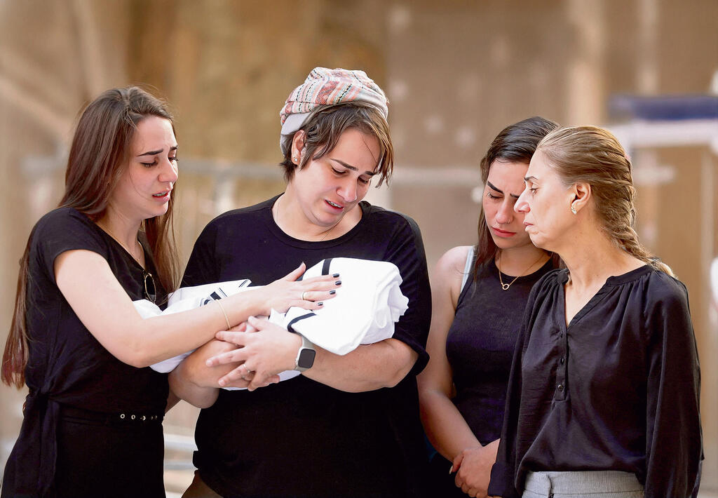 מימין: גליה, אמה של צאלה גז ז"ל, והאחיות: דולב-אביה, שקד-ירדן, לוטם-אדווה, בהלוויית התינוק רביד-חיים ז"ל (צילום: Ronen Zvulun, רויטרס) yk14393067