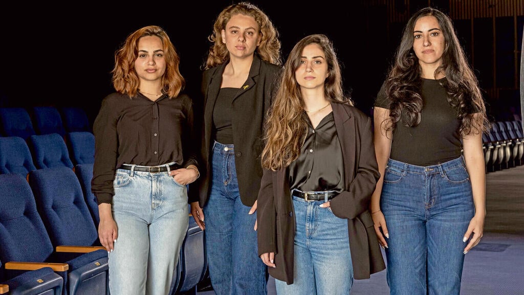 "לשאוף תמיד גבוה". מימין: לאנא טאריף, סיוון חלבי, שרה איברהים ונור גביש (צילום: יובל חן) yk14393337