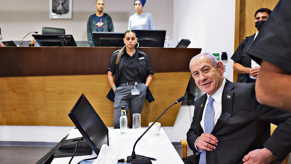 על הכתפיים שלו. נתניהו בבית המשפט, אתמול | צילום: מוטי מילרוד yk14395421