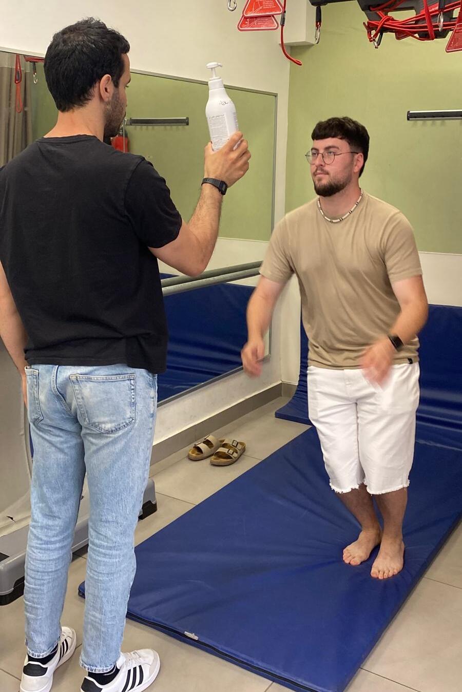 תוכנית השיקום משתנה מחייל אחד לשני לפי התסמינים ולפי התמונה הקלינית (צילום: דוברות ביה"ח השיקומי רעות ת"א) עומר ריינהולד' טיפול עם הפיזיותרפיסט יותם ינאי בביה"ח השיקומי רעות תל אביב