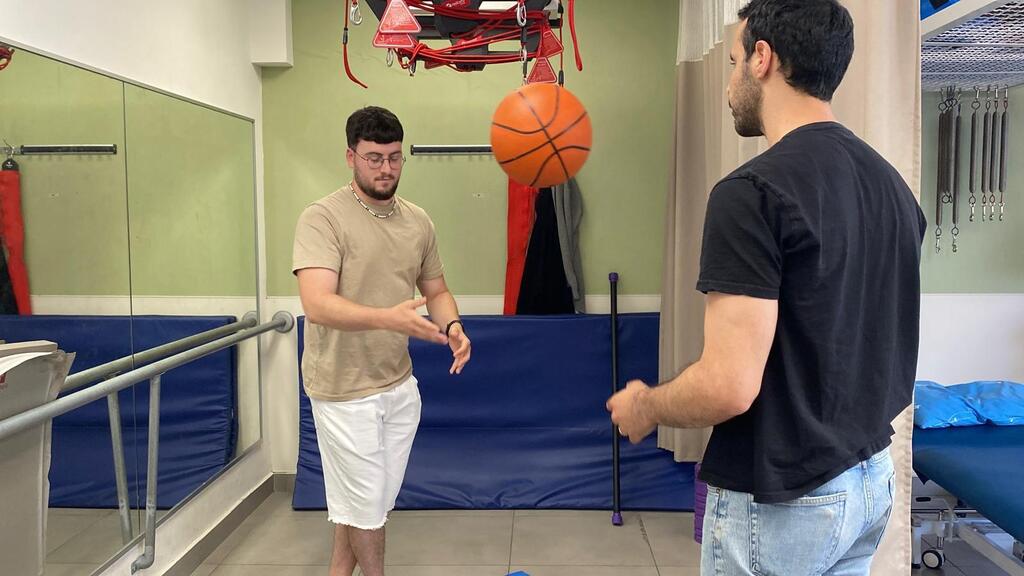 טיפול עם הפיזיותרפיסט יותם ינאי בביה"ח השיקומי רעות תל אביב (צילום: דוברות ביה"ח השיקומי רעות ת"א) עומר ריינהולד' טיפול עם הפיזיותרפיסט יותם ינאי בביה"ח השיקומי רעות תל אביב