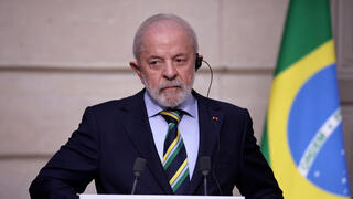 שיא ברזיל לואיז אינסיו לולה דה סילבה נואם במסיבת עיתונאים עם נשיא צרפת עמנואל מקרון