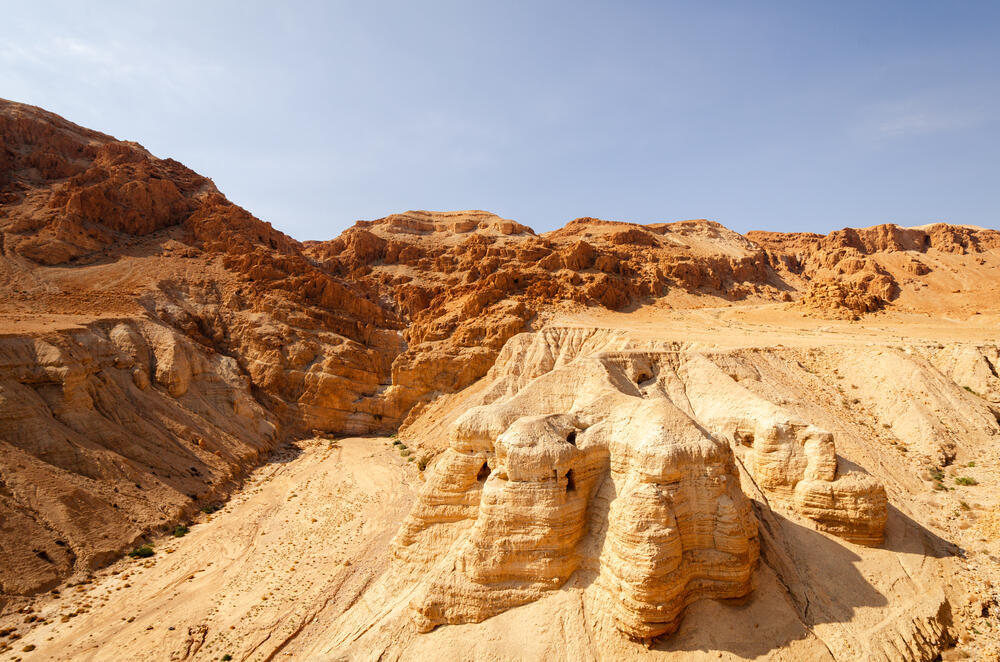 המערה שבה התגלו רוב מגילות מדבר יהודה (צילום: Sean Pavone / Shutterstock) מערה מס' 4 בה התגלו רוב מגילות מדבר יהודה